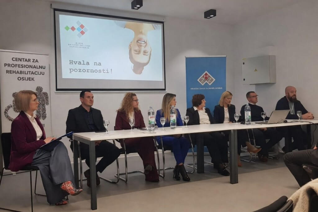 Sudionici panel rasprave "Rad bez prepreka": Biljana Kovačić (moderatorica), Igor Pandžić, Lorina Božić, Vedrana Gado, Snježana Babić, Nina Šatvar, Mario Burek, Julije Šoltić